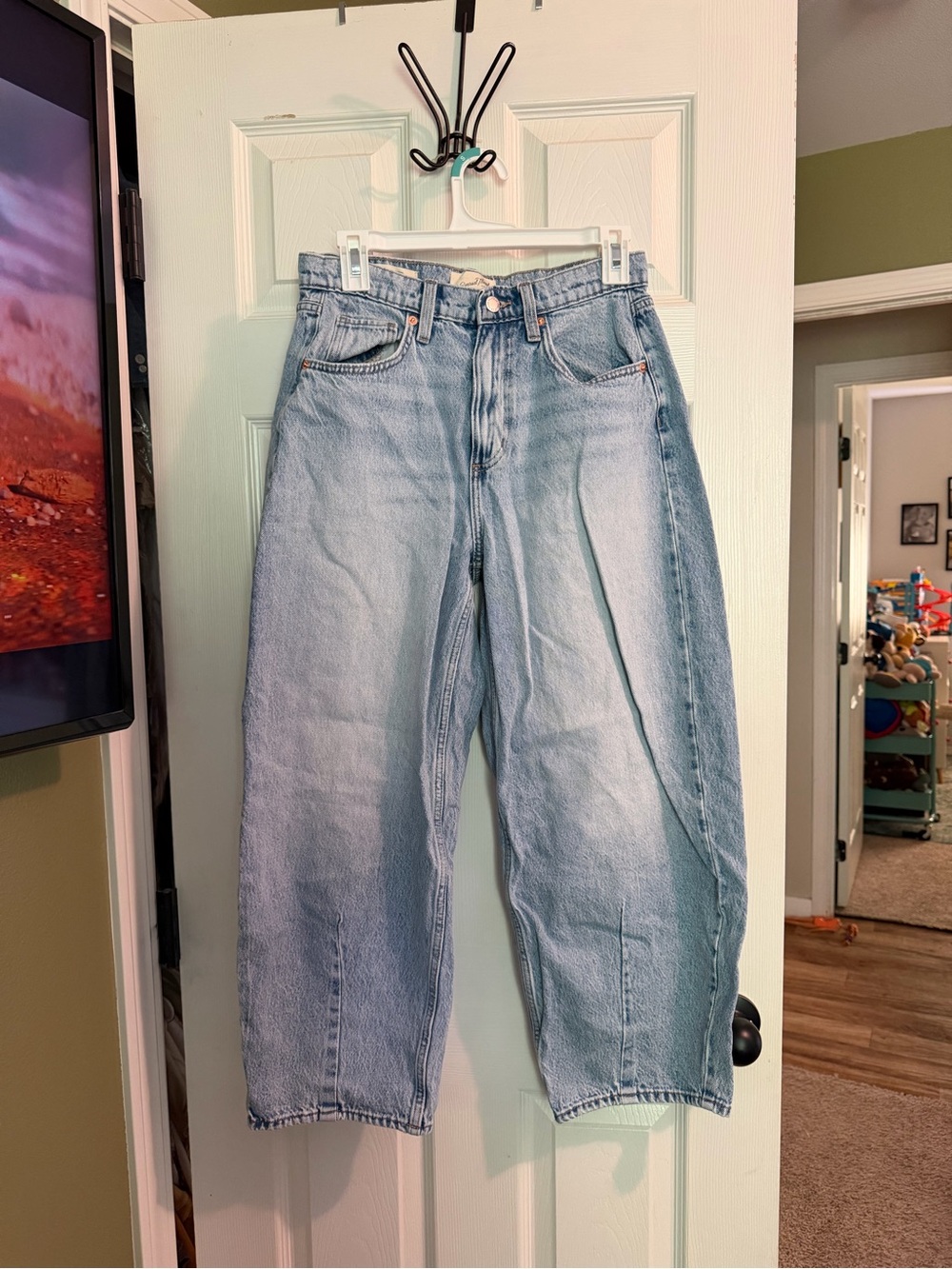 Universal Thread Women’s Relaxed Fit Light Blue Jeans